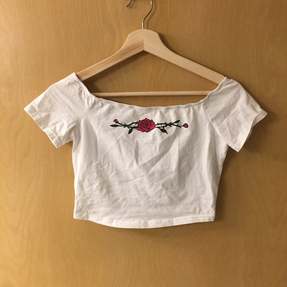 sexy lil off the shoulder crop top 🌹
